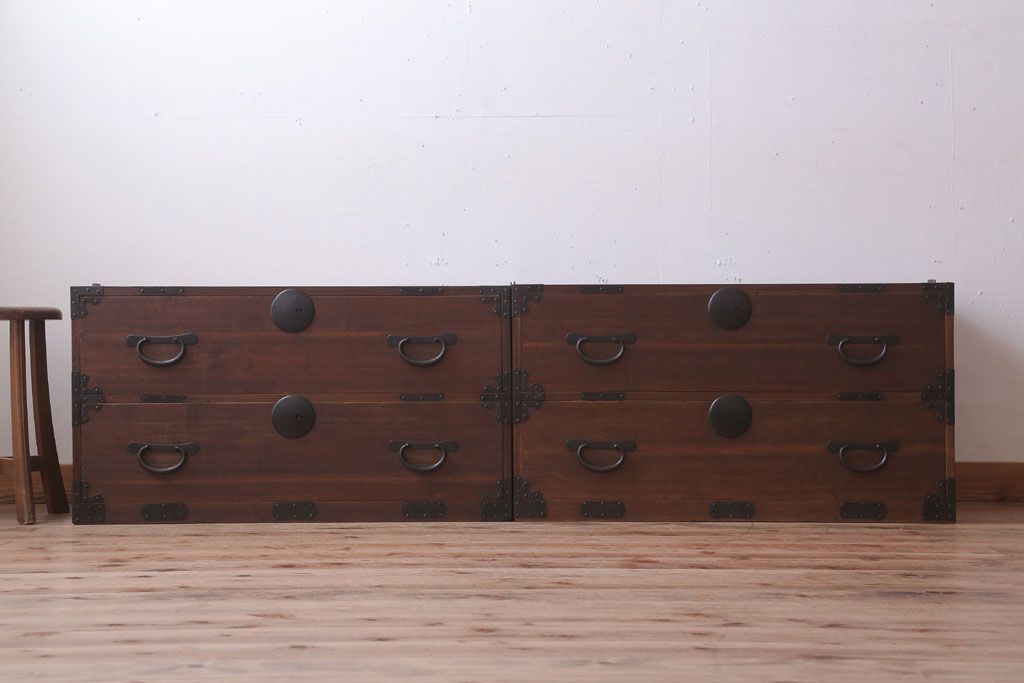 アンティーク家具　和製アンティーク　シンプルな丸金具の重ね桐箪笥(衣装箪笥、桐たんす)