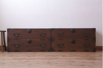 アンティーク家具　和製アンティーク　シンプルな丸金具の重ね桐箪笥(衣装箪笥、桐たんす)