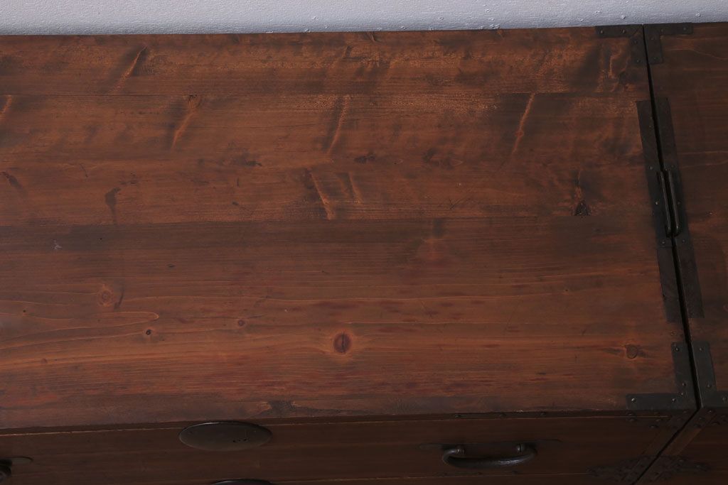 アンティーク家具　和製アンティーク　シンプルな丸金具の重ね桐箪笥(衣装箪笥、桐たんす)