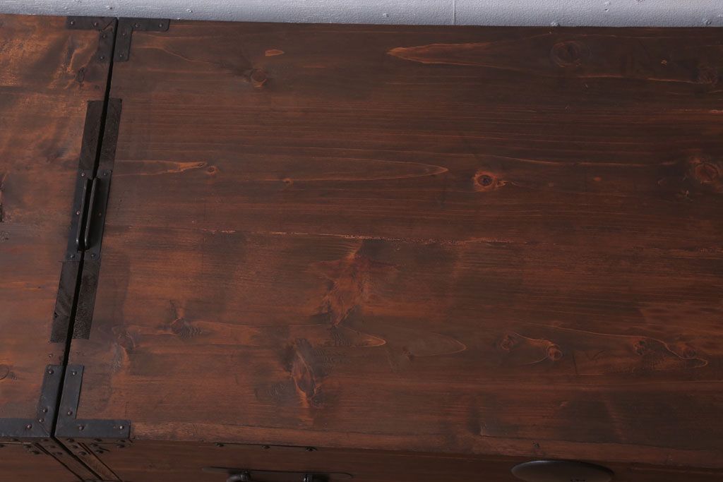 アンティーク家具　和製アンティーク　シンプルな丸金具の重ね桐箪笥(衣装箪笥、桐たんす)