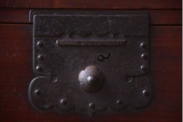 アンティーク家具　古民具・骨董　明治期　脚付き時代箪笥(衣装箪笥)