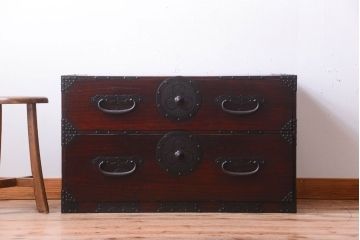 アンティーク家具　古民具・骨董　金具が上等な和製アンティーク衣装箪笥ローボード(時代箪笥)