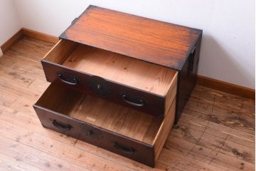 アンティーク家具　古民具・骨董　金具が上等な和製アンティーク衣装箪笥ローボード(時代箪笥)