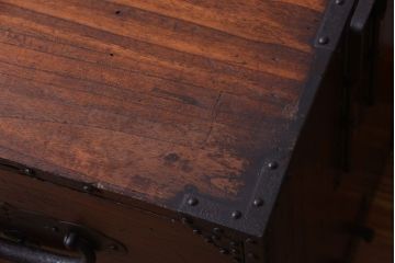 アンティーク家具　古民具・骨董　金具が上等な和製アンティーク衣装箪笥ローボード(時代箪笥)