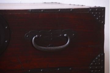 アンティーク家具　古民具・骨董　金具が上等な和製アンティーク衣装箪笥ローボード(時代箪笥)