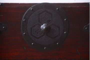 アンティーク家具　古民具・骨董　金具が上等な和製アンティーク衣装箪笥ローボード(時代箪笥)