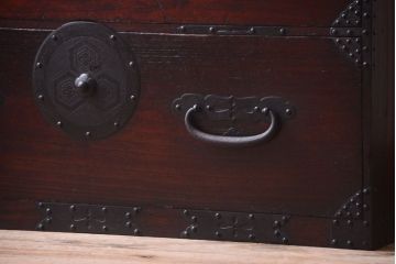 アンティーク家具　古民具・骨董　金具が上等な和製アンティーク衣装箪笥ローボード(時代箪笥)