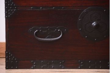 アンティーク家具　古民具・骨董　金具が上等な和製アンティーク衣装箪笥ローボード(時代箪笥)