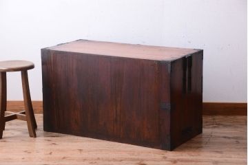アンティーク家具　古民具・骨董　金具が上等な和製アンティーク衣装箪笥ローボード(時代箪笥)