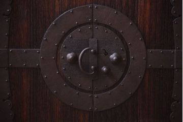 アンティーク家具　古民具・骨董　明治期　総桐材!隠し付き観音箪笥ローボード(衣装箪笥・時代箪笥)