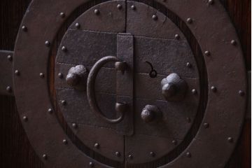 アンティーク家具　古民具・骨董　明治期　総桐材!隠し付き観音箪笥ローボード(衣装箪笥・時代箪笥)