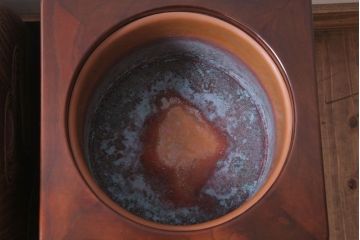 アンティーク雑貨　昭和中期　水蛇籠彫魚籠型　桑縁桐火鉢一対(1)