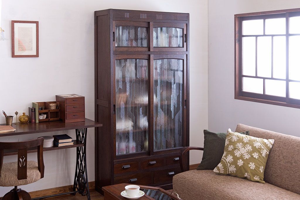 アンティーク家具　和製アンティーク　デザインガラス入り!引き出し付きの古い収納棚(戸棚)