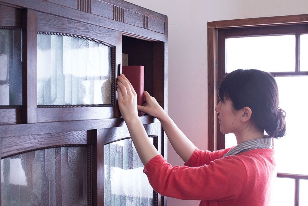 アンティーク家具　和製アンティーク　デザインガラス入り!引き出し付きの古い収納棚(戸棚)