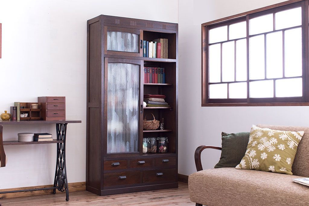 アンティーク家具　和製アンティーク　デザインガラス入り!引き出し付きの古い収納棚(戸棚)