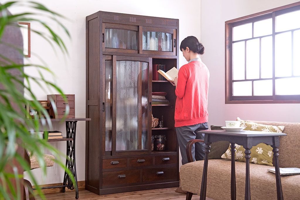 アンティーク家具　和製アンティーク　デザインガラス入り!引き出し付きの古い収納棚(戸棚)