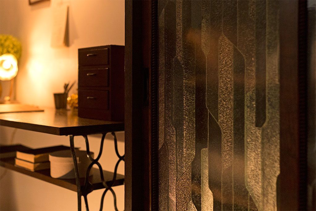 アンティーク家具　和製アンティーク　デザインガラス入り!引き出し付きの古い収納棚(戸棚)