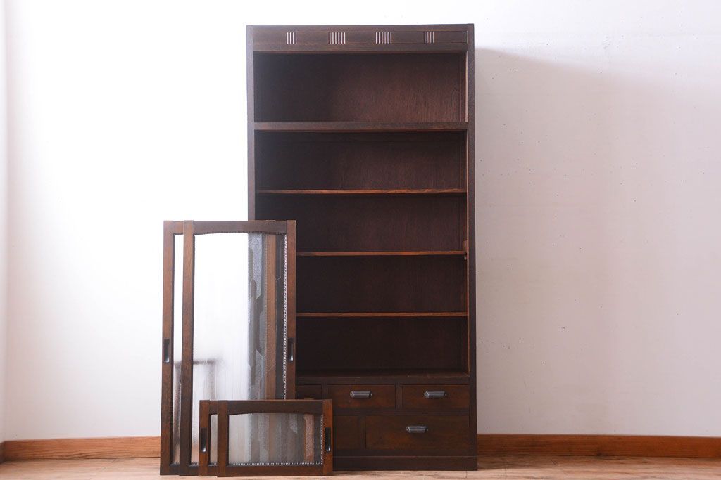 アンティーク家具　和製アンティーク　デザインガラス入り!引き出し付きの古い収納棚(戸棚)