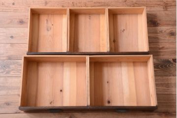 アンティーク家具　和製アンティーク　デザインガラス入り!引き出し付きの古い収納棚(戸棚)