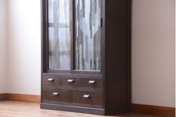 アンティーク家具　和製アンティーク　デザインガラス入り!引き出し付きの古い収納棚(戸棚)