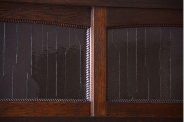 アンティーク家具　和製アンティーク　デザインガラス入り!引き出し付きの古い収納棚(戸棚)