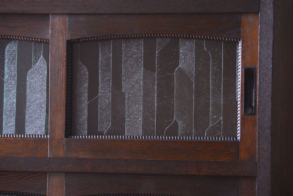 アンティーク家具　和製アンティーク　デザインガラス入り!引き出し付きの古い収納棚(戸棚)