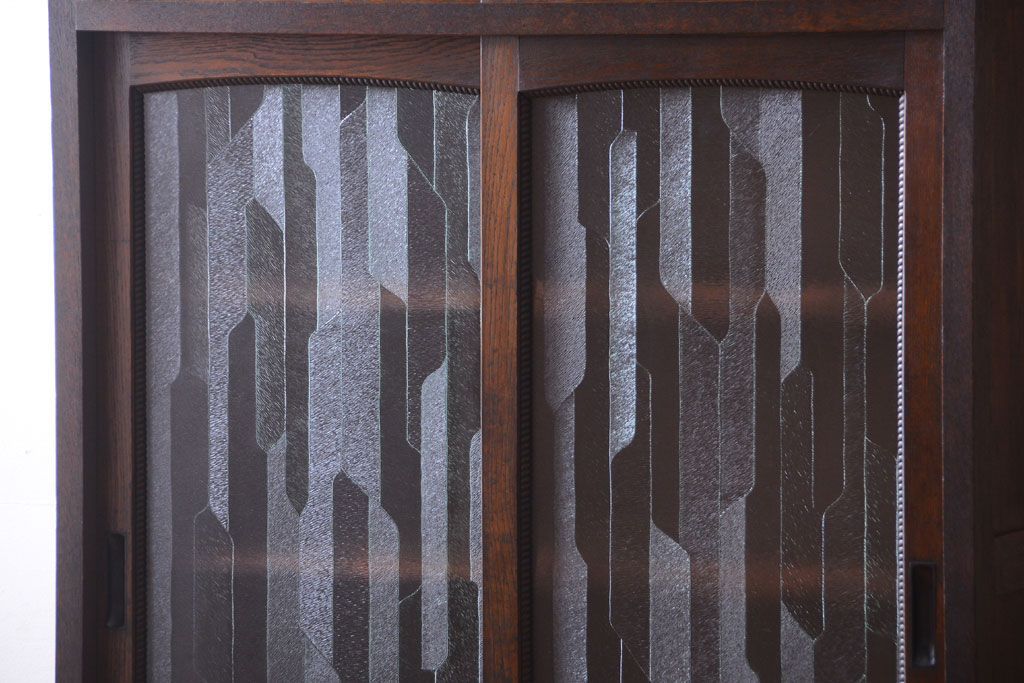 アンティーク家具　和製アンティーク　デザインガラス入り!引き出し付きの古い収納棚(戸棚)