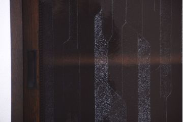 アンティーク家具　和製アンティーク　デザインガラス入り!引き出し付きの古い収納棚(戸棚)