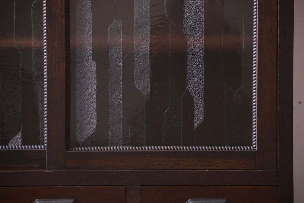 アンティーク家具　和製アンティーク　デザインガラス入り!引き出し付きの古い収納棚(戸棚)