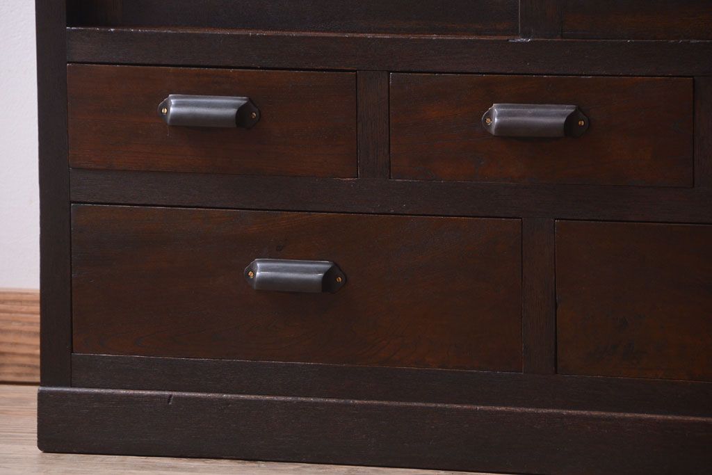 アンティーク家具　和製アンティーク　デザインガラス入り!引き出し付きの古い収納棚(戸棚)