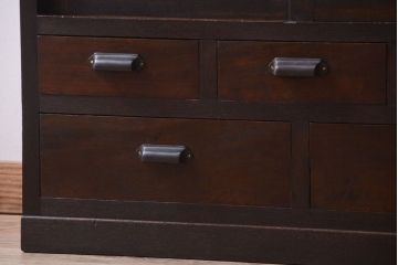 アンティーク家具　和製アンティーク　デザインガラス入り!引き出し付きの古い収納棚(戸棚)