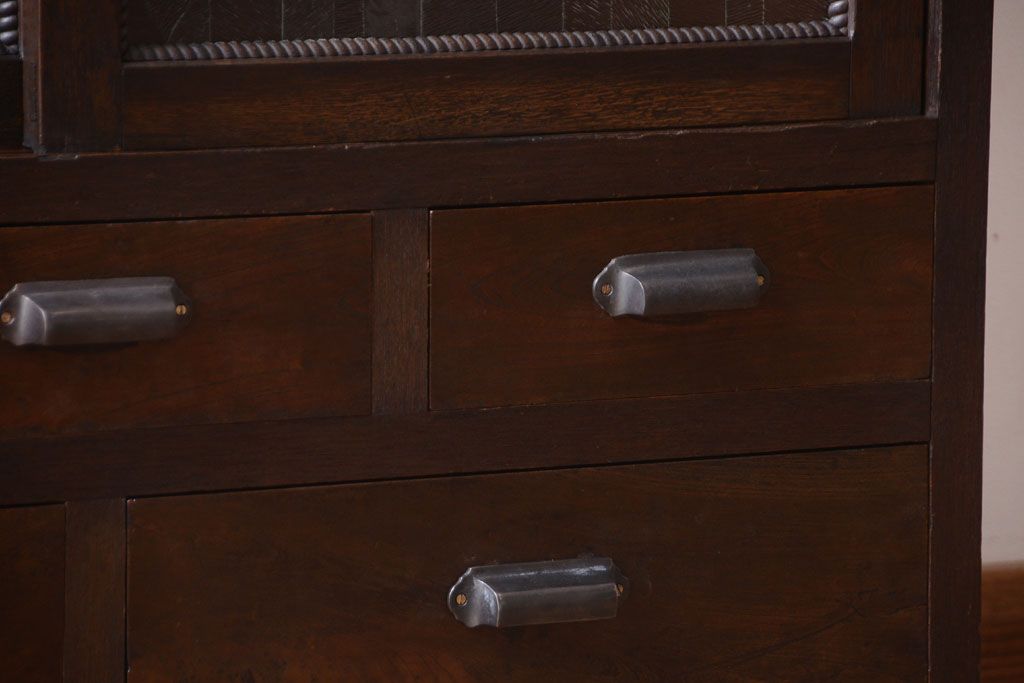 アンティーク家具　和製アンティーク　デザインガラス入り!引き出し付きの古い収納棚(戸棚)