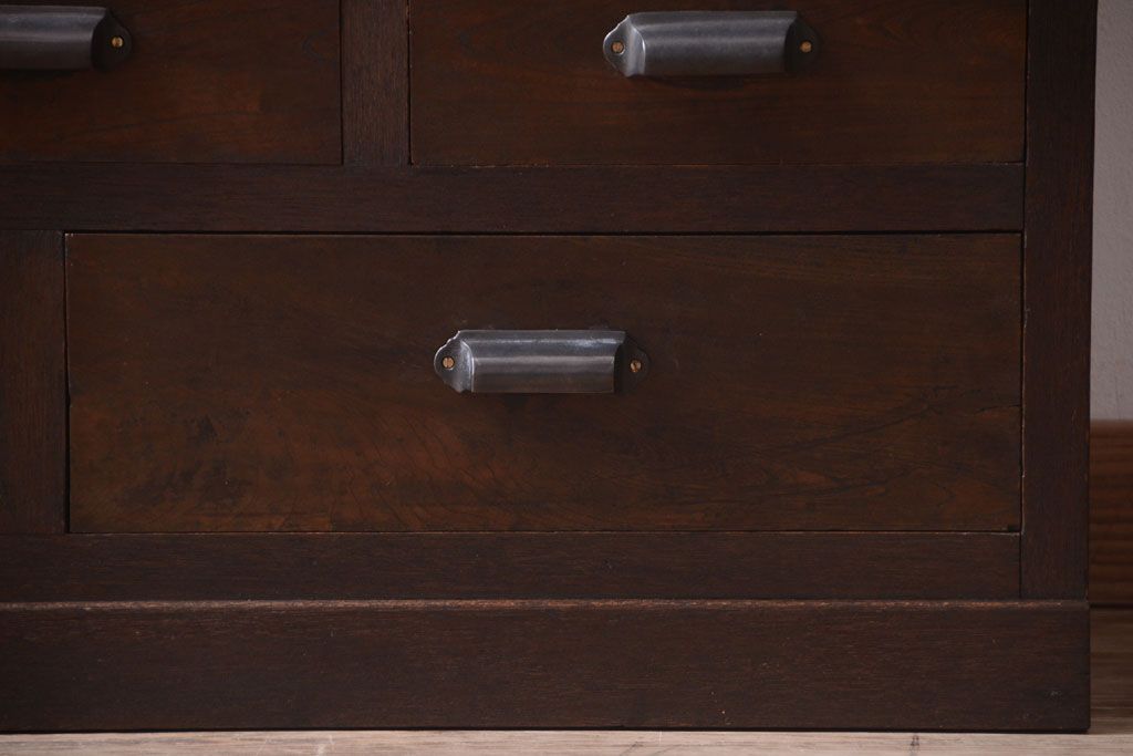 アンティーク家具　和製アンティーク　デザインガラス入り!引き出し付きの古い収納棚(戸棚)