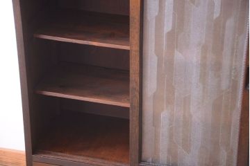 アンティーク家具　和製アンティーク　デザインガラス入り!引き出し付きの古い収納棚(戸棚)