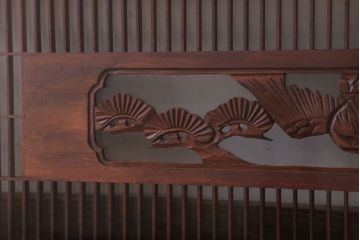 古民具・骨董　松に鷹　古い木のガラス書院欄間(明かり取り)