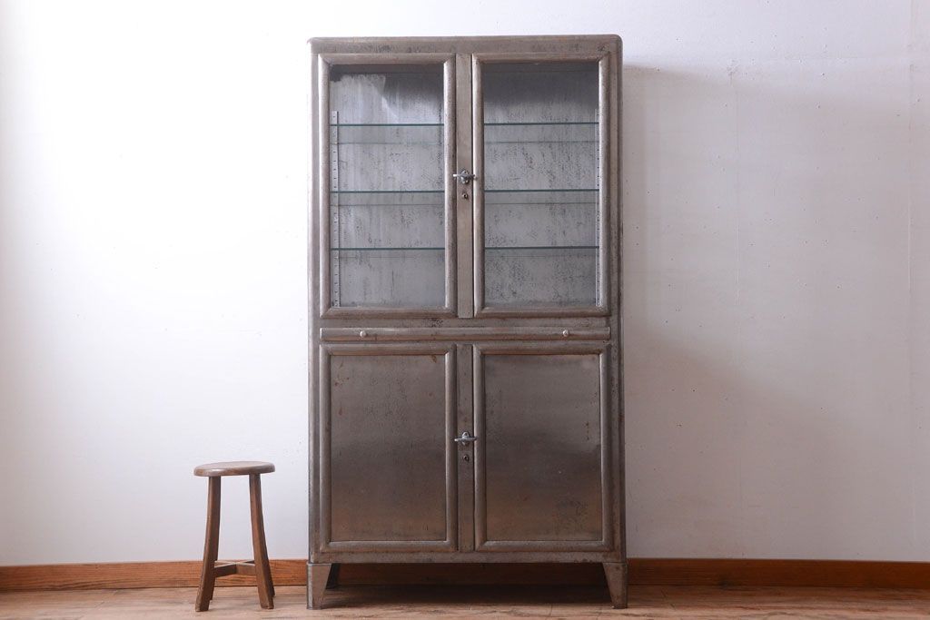 ヴィンテージ家具　フランスビンテージ　大ぶりなスチールキャビネット(メディカルキャビネット・ケビント)