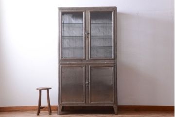 ヴィンテージ家具　フランスビンテージ　大ぶりなスチールキャビネット(メディカルキャビネット・ケビント)
