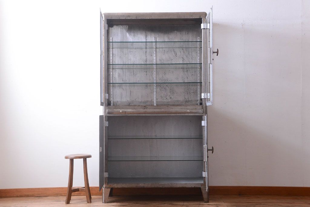 ヴィンテージ家具　フランスビンテージ　大ぶりなスチールキャビネット(メディカルキャビネット・ケビント)