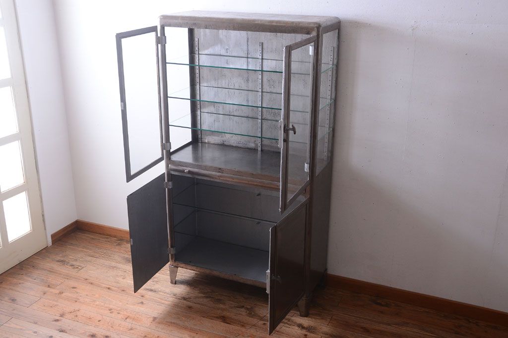 ヴィンテージ家具　フランスビンテージ　大ぶりなスチールキャビネット(メディカルキャビネット・ケビント)