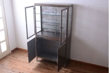 ヴィンテージ家具　フランスビンテージ　大ぶりなスチールキャビネット(メディカルキャビネット・ケビント)