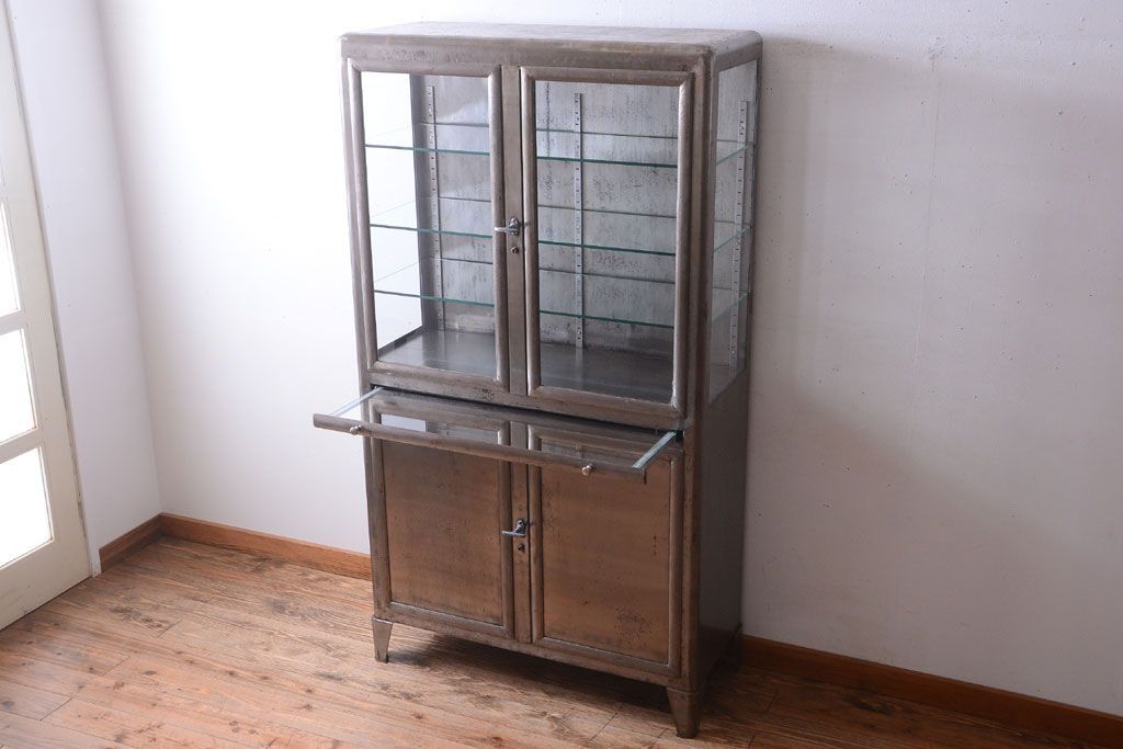 ヴィンテージ家具　フランスビンテージ　大ぶりなスチールキャビネット(メディカルキャビネット・ケビント)