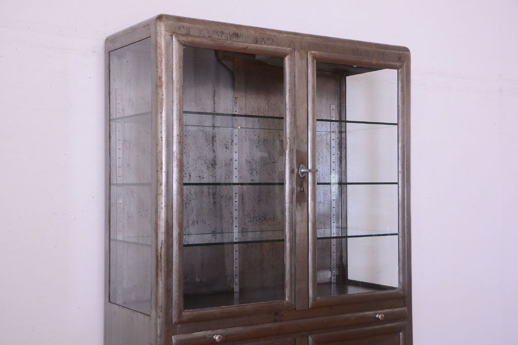 ヴィンテージ家具　フランスビンテージ　大ぶりなスチールキャビネット(メディカルキャビネット・ケビント)