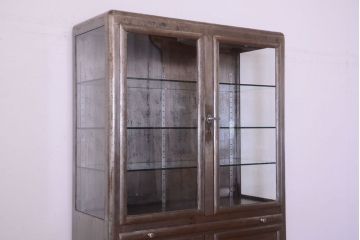 ヴィンテージ家具　フランスビンテージ　大ぶりなスチールキャビネット(メディカルキャビネット・ケビント)