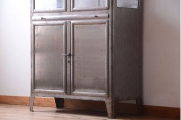 ヴィンテージ家具　フランスビンテージ　大ぶりなスチールキャビネット(メディカルキャビネット・ケビント)