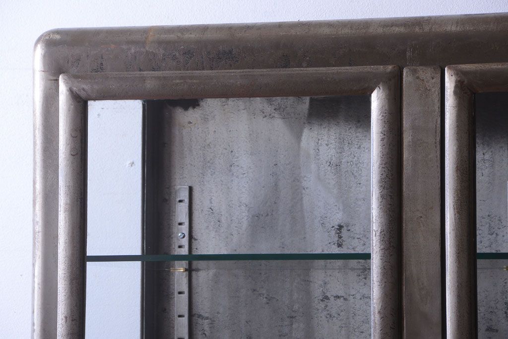 ヴィンテージ家具　フランスビンテージ　大ぶりなスチールキャビネット(メディカルキャビネット・ケビント)