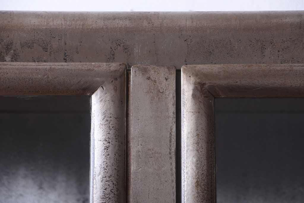 ヴィンテージ家具　フランスビンテージ　大ぶりなスチールキャビネット(メディカルキャビネット・ケビント)