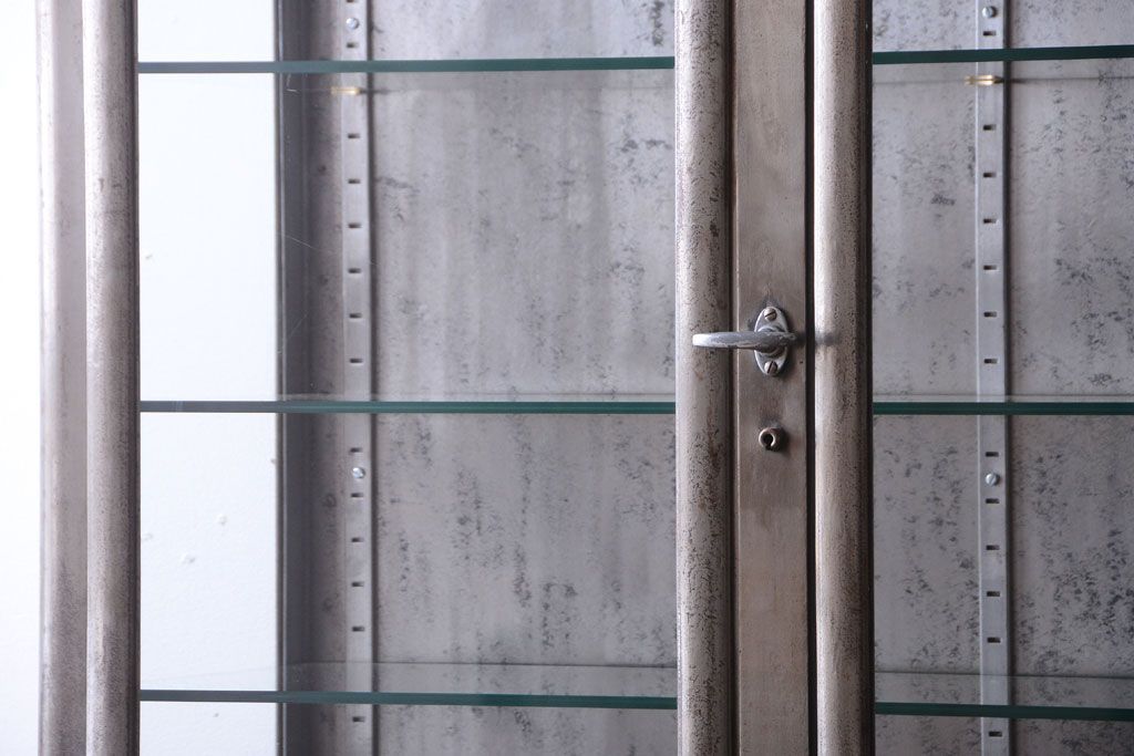 ヴィンテージ家具　フランスビンテージ　大ぶりなスチールキャビネット(メディカルキャビネット・ケビント)