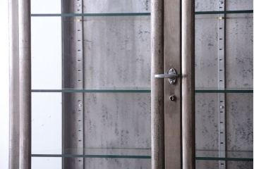 ヴィンテージ家具　フランスビンテージ　大ぶりなスチールキャビネット(メディカルキャビネット・ケビント)