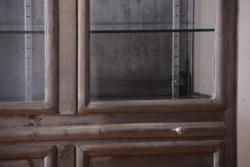 ヴィンテージ家具　フランスビンテージ　大ぶりなスチールキャビネット(メディカルキャビネット・ケビント)