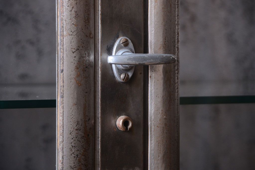 ヴィンテージ家具　フランスビンテージ　大ぶりなスチールキャビネット(メディカルキャビネット・ケビント)